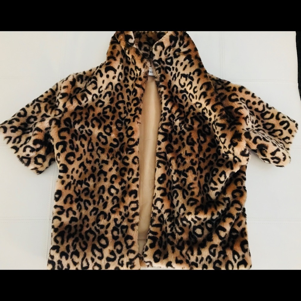 Short sleeved leopard fur crop jacket